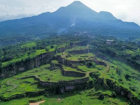 Foto udara suasana lembah Dieng di Desa Jeruk Purut, Gempol, Pasuruan, Jawa Timur, Rabu (5/3/2025). Lembah Dieng merupakan lahan bekas tambang pasir seluas 10 hektare yang terbengkaai dan kini menjadi salah satu alternatif tempat wisata alam baru bagi warga Pasuruan dan sekitarnya. ANTARA FOTO/Umarul Faruq/agr