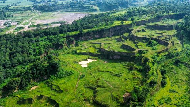 Foto udara suasana lembah Dieng di Desa Jeruk Purut, Gempol, Pasuruan, Jawa Timur, Rabu (5/3/2025). Lembah Dieng merupakan lahan bekas tambang pasir seluas 10 hektare yang terbengkaai dan kini menjadi salah satu alternatif tempat wisata alam baru bagi warga Pasuruan dan sekitarnya. ANTARA FOTO/Umarul Faruq/agr