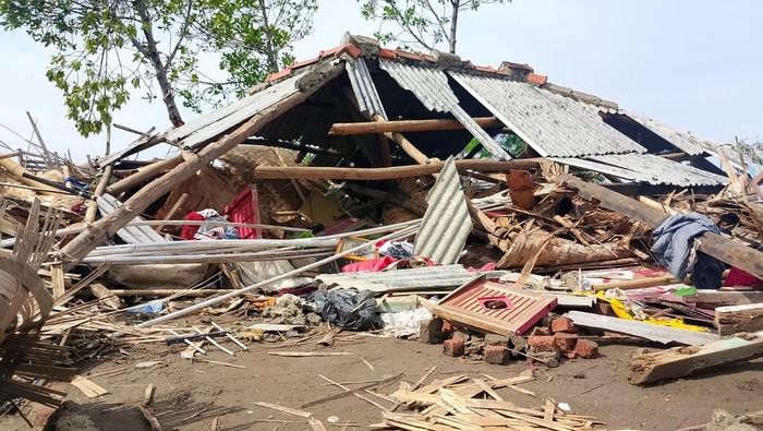Potret dampak angin puting beliung yang terjang permukiman di Kecamatan Pasekan, Kabupaten Indramayu