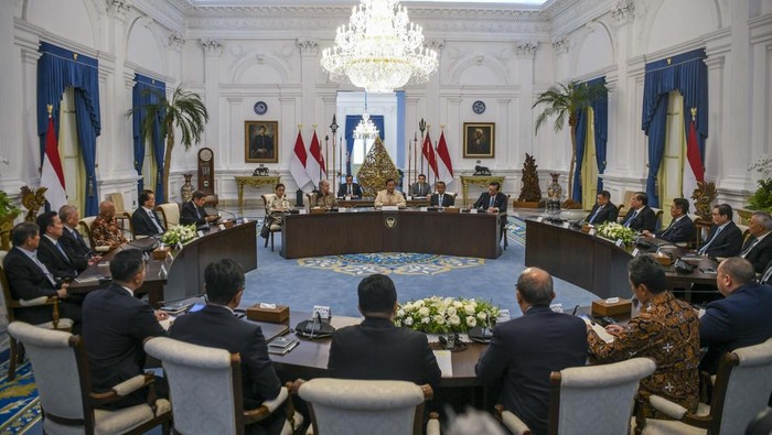 Prabowo pimpin pertemuan antara pengusaha dengan Ray Dalio Presiden Prabowo Subianto (tengah) bersama Menteri ESDM Bahlil Lahadalia (kanan), Menteri Sekretaris Negara Prasetyo Hadi (kedua kiri) dan Investor asal Amerika Serikat (AS) Ray Dalio (kiri) serta Sekretaris Kabinet Teddy Indra Wijaya (kedua kanan) menggelar pertemuan dengan pengusaha di Istana Merdeka, Jakarta, Jumat (7/3/2025). Pertemuan antara pemerintah, pengusaha dan investor asal AS Ray Dalio tersebut membahas tentang pengelolaan aset BUMN melalui Badan Pengelola Investasi (BPI) Danantara Indonesia. ANTARA FOTO/Galih Pradipta/YU