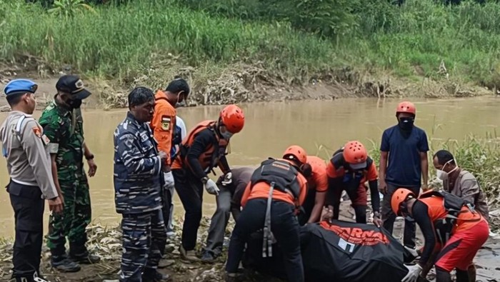 Proses evakuasi ABG yang hanyut di Sungai Cisanggarung Cirebon.
