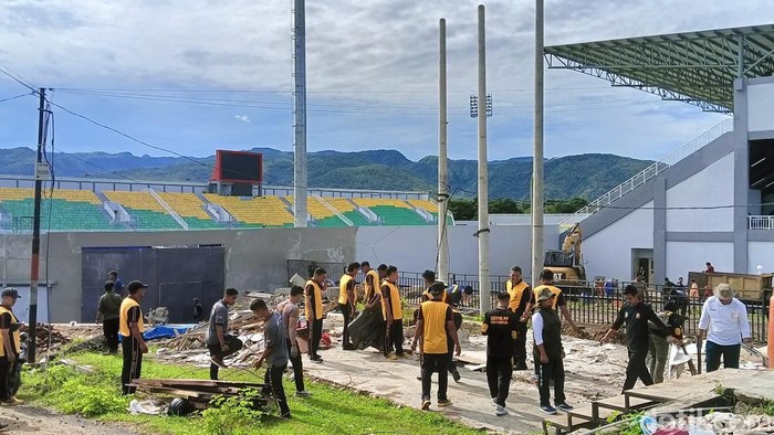 Proses pembersihan sisa material di area Stadion BJ Habibie Parepare.