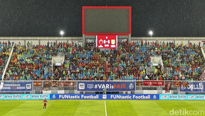 Laga antara PSM Makassar kontra Persebaya Surabaya pada pekan ke-26 Liga 1 musim 2024/2025 dihadiri 7.715 penonton.