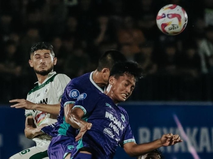 Laga Persita Tangerang vs PSS Sleman di Stadion Indomilk Arena, Tangerang, Jumat (7/3/2025).