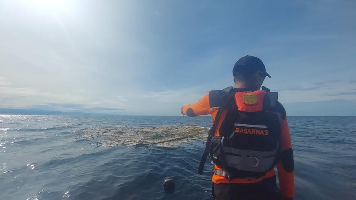 Puing-puing kapal korban ditemukan terapung di perairan Pesisir Selatan. (Foto: dok. SAR Padang).