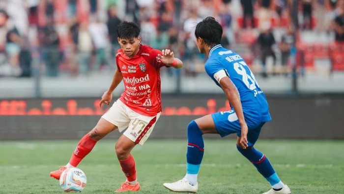 Rahmat Arjuna Rezki (kiri) dinilai pantas dipanggil ke Timnas Indonesia atas kontribusi dan performanya bersama Bali United musim ini. (Dok. Bali United)