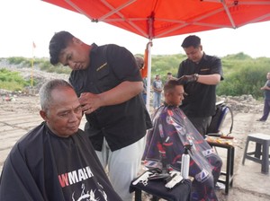 Senyum Semringah Pemulung TPA Jabon Saat Diajak Potong Rambut Gratis