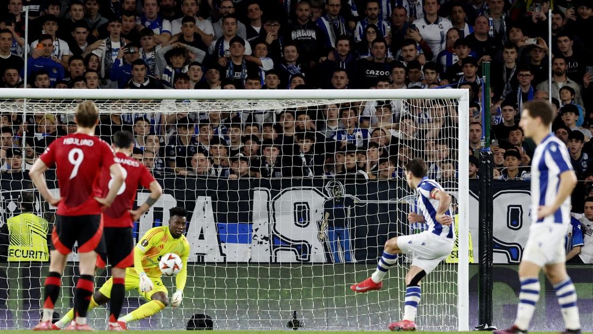 Penalti Mikel Oyarzabal merusak Manchester United (REUTERS/Vincent West)