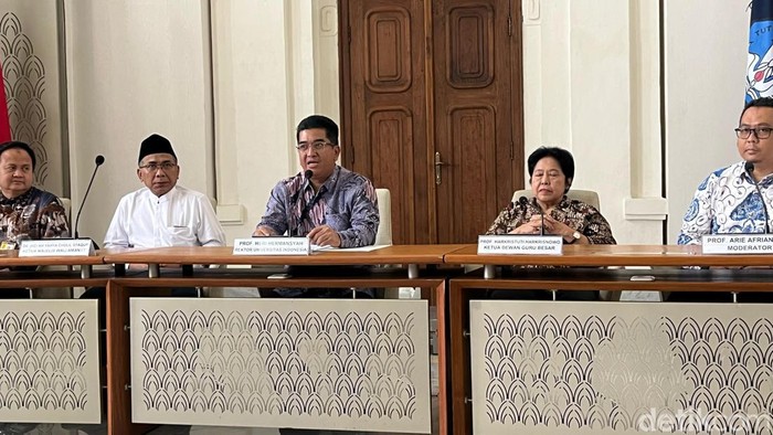 Rektor UI, Heri Hermansyah dalam jumpa pers di Ruang Senat FKUI, Salemba, Jakarta Pusat. Foto: Ondang/detikcom.