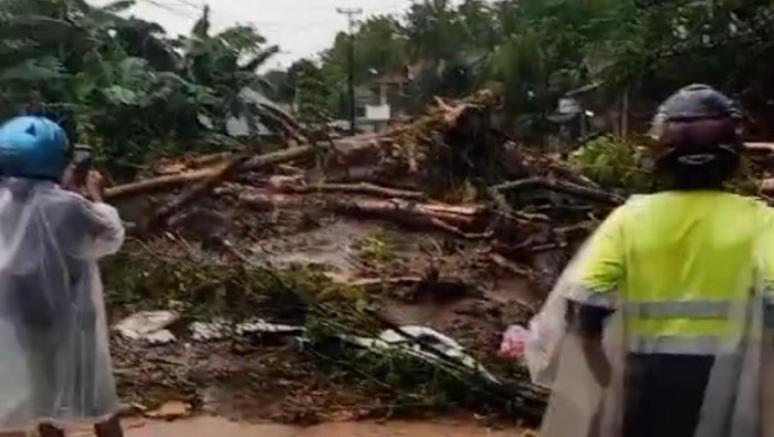 Ruas jalan Pal Lima-Cinangka di Kecamatan Padarincang, Kabupaten Serang mengalami longsor tepatnya di Kampung Batukuwung. (dok.ist)