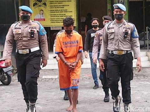 Rudi, pembunuh PSK MiChat di Sidoarjo saat dikeler petugas