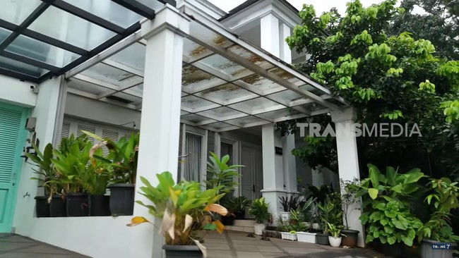 Halaman depan rumah dipenuhi tumbuhan dengan pohon yang rindang sehingga menciptakan suasan yang asri. (Foto: Tangkapan Layar YouTube TRANS7 OFFICIAL)