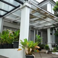 Halaman depan rumah dipenuhi tumbuhan dengan pohon yang rindang sehingga menciptakan suasan yang asri. (Foto: Tangkapan Layar YouTube TRANS7 OFFICIAL)