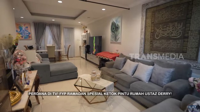Kombinasi warna putih dan abu-abu mendominasi interior rumah sehingga memperkuat kesan modern. (Foto: Tangkapan Layar YouTube TRANS7 OFFICIAL)