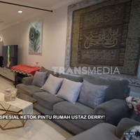 Kombinasi warna putih dan abu-abu mendominasi interior rumah sehingga memperkuat kesan modern. (Foto: Tangkapan Layar YouTube TRANS7 OFFICIAL)