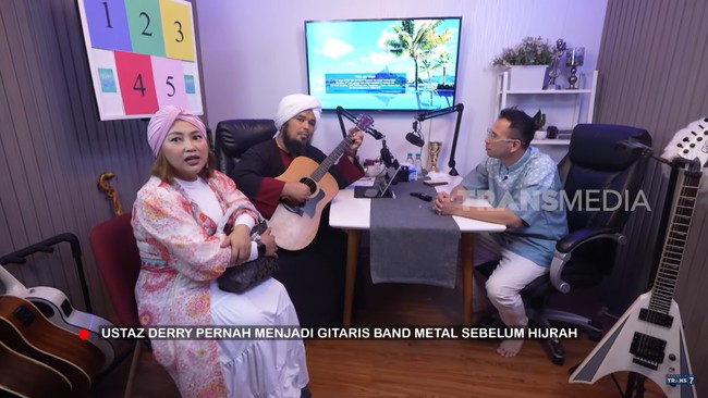 Ustaz Derry aktif membuat podcast. Oleh karena itu, ia mendedikasikan salah satu ruangan sebagai studio podcast. (Foto: Tangkapan Layar YouTube TRANS7 OFFICIAL)