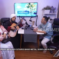 Ustaz Derry aktif membuat podcast. Oleh karena itu, ia mendedikasikan salah satu ruangan sebagai studio podcast. (Foto: Tangkapan Layar YouTube TRANS7 OFFICIAL)