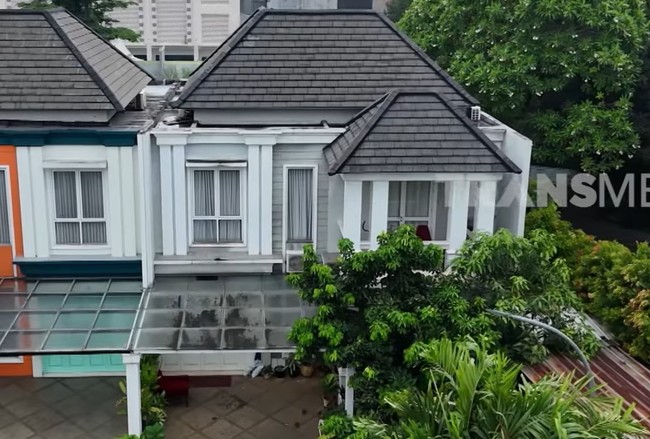 Inilah rumah Ustaz Derry, mantan rocker yang kini berprofesi sebagai pendakwah. Berlokasi di sebuah cluster, rumahnya mengusung gaya arsitektur modern American-classic. (Foto: Tangkapan Layar YouTube TRANS7 OFFICIAL)