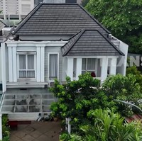 Inilah rumah Ustaz Derry, mantan rocker yang kini berprofesi sebagai pendakwah. Berlokasi di sebuah cluster, rumahnya mengusung gaya arsitektur modern American-classic. (Foto: Tangkapan Layar YouTube TRANS7 OFFICIAL)