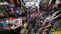 Umat Islam melaksanakan salat Jumat pertama di bulan Ramadan 1446 H di Pasar Tanah Abang, Jakarta, Jumat (7/3/2025).  