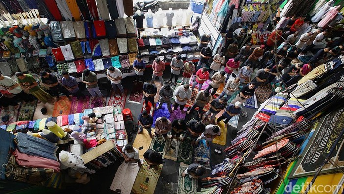 Salat Jumat Pertama Ramadan 1446 H di Pasar Tanah Abang Umat Islam melaksanakan salat Jumat pertama di bulan Ramadan 1446 H. Termasuk para pedagang di Pasar Tanah Abang, Jakarta.