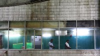 Warga memanfaatkan semua tempat yang kosong sebagai tempat salat.  