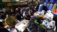 Lapak buah jadi tempat salat.  