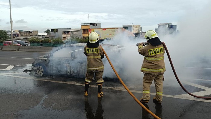 Satu unit mobil terbakar di Tol Dalam Kota (Dalkot) Jakarta, tepatnya di Km 23 daerah Jembatan Tiga. Lalu lintas di sekitar lokasi dilaporkan padat. (dok Damkar Jakut)