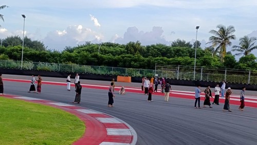 Sejumlah warga lingkar KEK Mandalika, Lombok Tengah, sedang menikmati keindahan Sirkuit Mandalika, Jumat (7/3/2025).