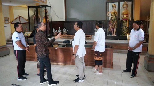 Sekda Badung Surya Suamba mengunjungi tempat rencana pembangunan Museum Yadnya di Taman Ayun, Mengwi, Jumat (7/3/2025).
