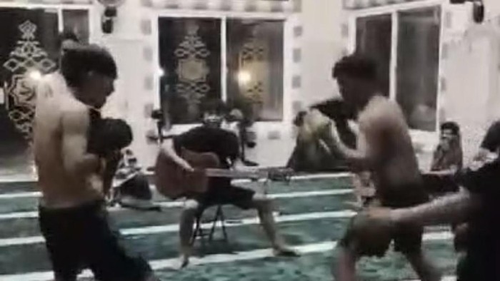 Sekelompok remaja di Pinrang bertarung tinju dan main gitar di dalam masjid.