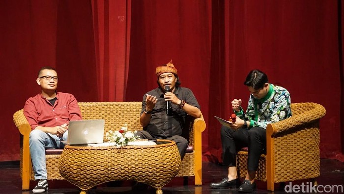Seminar Semiloka: Mengenal Epos Panji, Kenapa Gengsi? yang digelar setelah pertunjungan Topeng Panji di Cak Durasim Surabaya