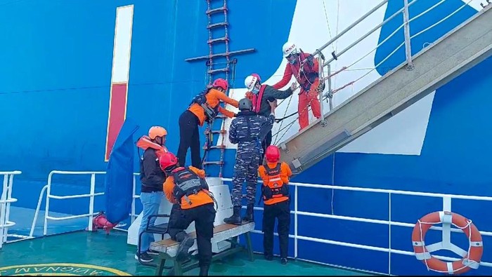 Seorang ABK Kapal Tanker bernama Gamos Alexandrei Jon Nikola Escauriaga (26) dijemput tim SAR Banda Aceh di tengah laut untuk dibawa ke rumah sakit. (dok Basarnas Banda Aceh)