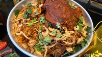 Pilihan nasi biryaninya ada yang menggunakan daging ayam, kambing dan ikan untuk menu berbuka puasa.  Foto: detikFood