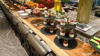 Namun, yang paling menarik perhatian adalah kehadiran ‘Takjil Room’.  Pilihannya ada aneka kue hingga gorengan enak. Foto: detikFood