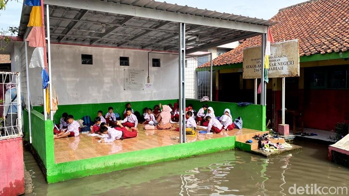 Siswa SD di Gedebage Bandung belajar di lantai gegara kebanjiran