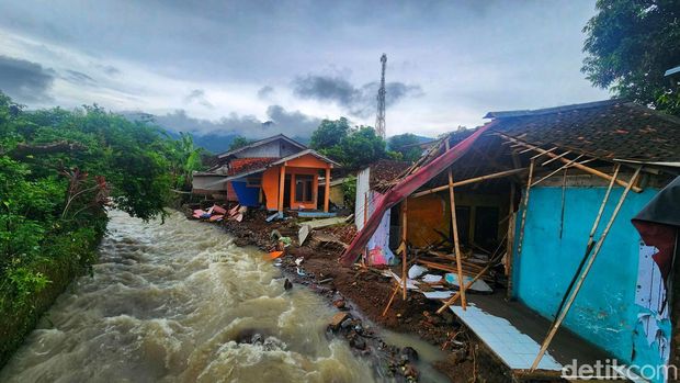Situasi di Kampung Kebon Kalapa, Kelurahan Palabuhanratu, Kabupaten Sukabumi pascabanjir
