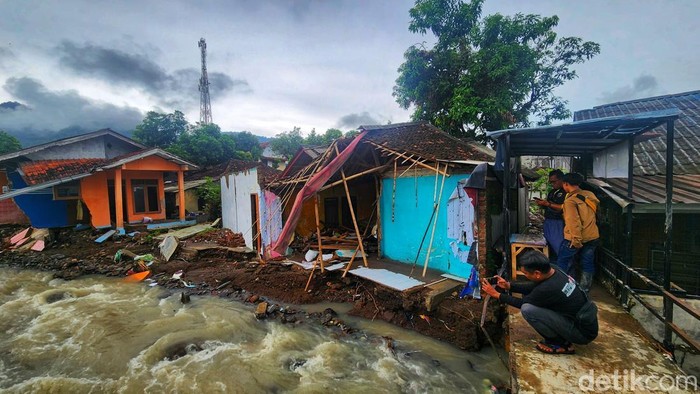 Situasi di Kampung Kebon Kalapa, Kelurahan Palabuhanratu, Kabupaten Sukabumi pascabanjir