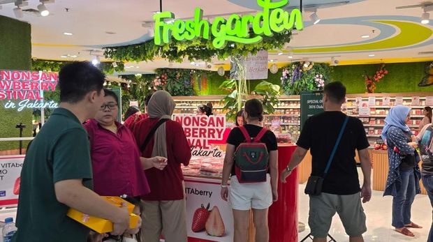 Strawberry viral asli Korea kini hadir di Transmart Kota Kasablanka dan Transmart Central Park. (Dok. Transmart)