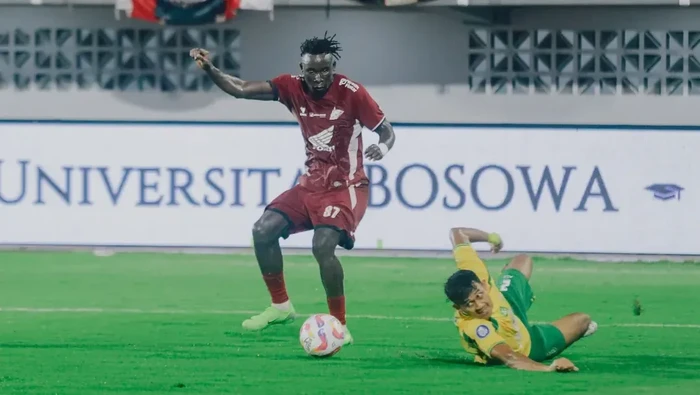 Striker PSM Makassar Balotelli mengelabui pemain Persebaya Surabaya dalam laga Liga 1 2024/2025 di Stadion BJ Habibie.