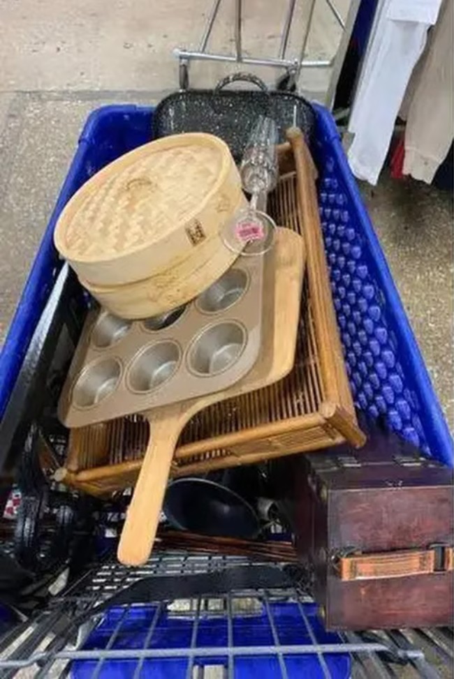 Sebagai bagian dari gaya hidup hematnya, Su selalu memilih barang bekas, mulai dari pakaian hingga kosmetik. Ia menggunakan cup menstruasi yang dapat dipakai ulang, mengganti kapas dengan kain yang bisa dicuci, dan mengkompos sampah dapur untuk memberi pupuk bagi tanamannya. Meskipun awalnya merasa jijik, namun Su akhirnya merasa terbiasa dan nyaman menjalani gaya hidupnya tersebut. Foto: QQ.com via SCMP