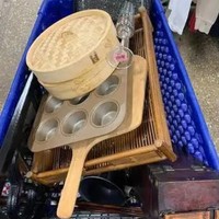 Sebagai bagian dari gaya hidup hematnya, Su selalu memilih barang bekas, mulai dari pakaian hingga kosmetik. Ia menggunakan cup menstruasi yang dapat dipakai ulang, mengganti kapas dengan kain yang bisa dicuci, dan mengkompos sampah dapur untuk memberi pupuk bagi tanamannya. Meskipun awalnya merasa jijik, namun Su akhirnya merasa terbiasa dan nyaman menjalani gaya hidupnya tersebut. Foto: QQ.com via SCMP