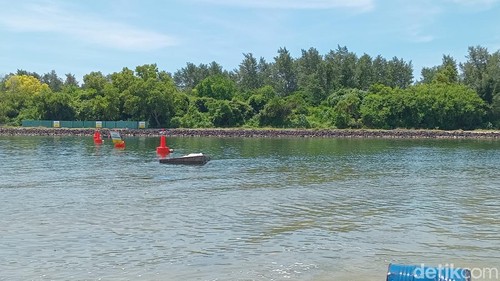 Suasana di teluk Pantai Serangan, Denpasar, Bali, setelah pagar lautnya dibongkar, Jumat (7/3/2025). (Aryo Mahendro/detikBali).