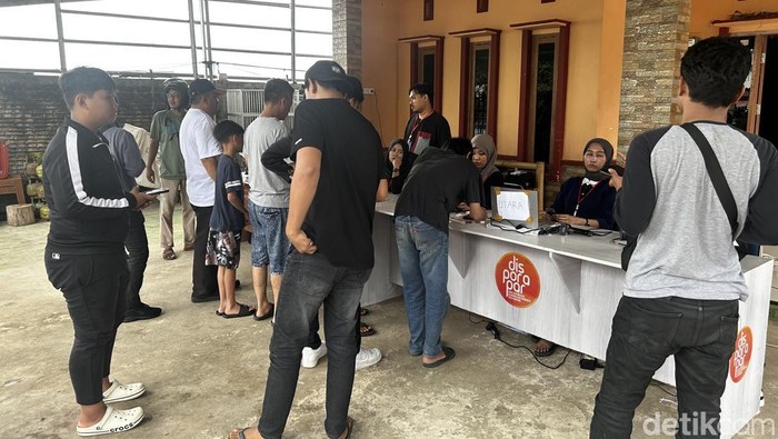 Suasana penukaran tiket laga PSM Vs Persebaya.