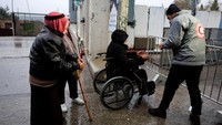 Pasukan Israel memeriksa jemaah Palestina yang datang dari kota-kota Tepi Barat untuk salat di kompleks al-Aqsa di Yerusalem di pos pemeriksaan Israel pada hari Jumat (7/3). REUTERS/Mussa Qawasma