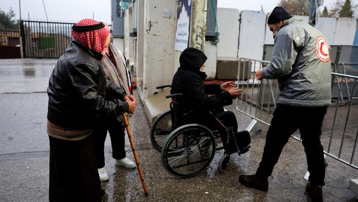 Palestinians get their documents checked at an Israeli checkpoint, as they make their way to Al-Aqsa compound, also known to Jews as the Temple Mount, in Jerusalem's Old City, to attend the first Friday prayers during the Muslim holy fasting month of Ramadan, in Bethlehem in the Israeli-occupied West Bank, March 7, 2025. REUTERS/Mussa Qawasma
