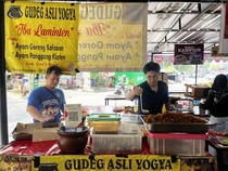 Meraup Cuan Saat Ramadan di Pasar Takjil Benhil
