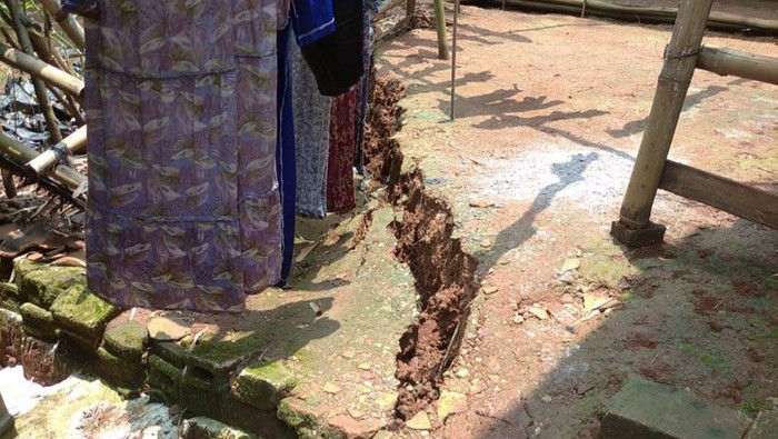 Tanah bergerak terjadi awal pekan lalu di wilayah Desa Lulut, Klapanunggal, Bogor, Jawa Barat.