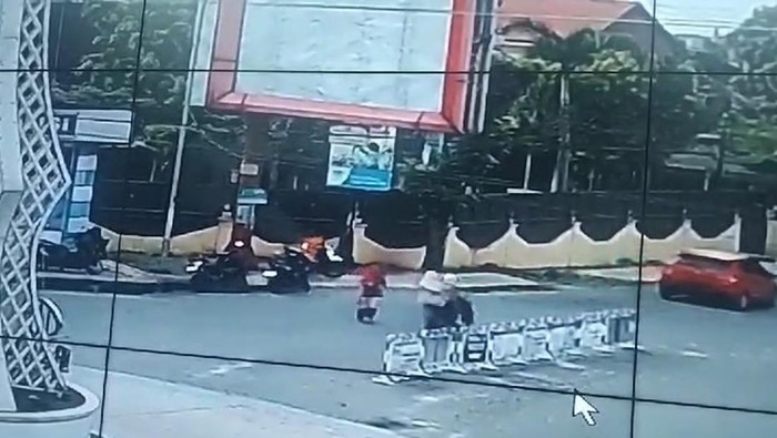 Tangkapan layar momen wanita bakar motor polisi di Labuhanbatu