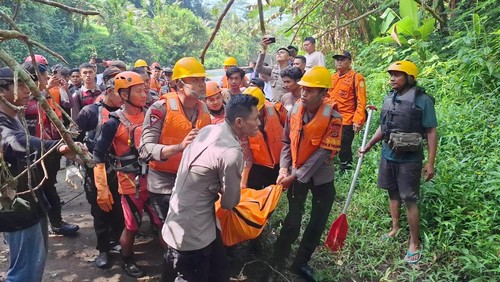 Tim SAR gabungan mengevakuasi jasad Joko, tukang las yang jatuh di Sungai Ayung, Badung, Jumat (7/3/2025). (Istimewa)